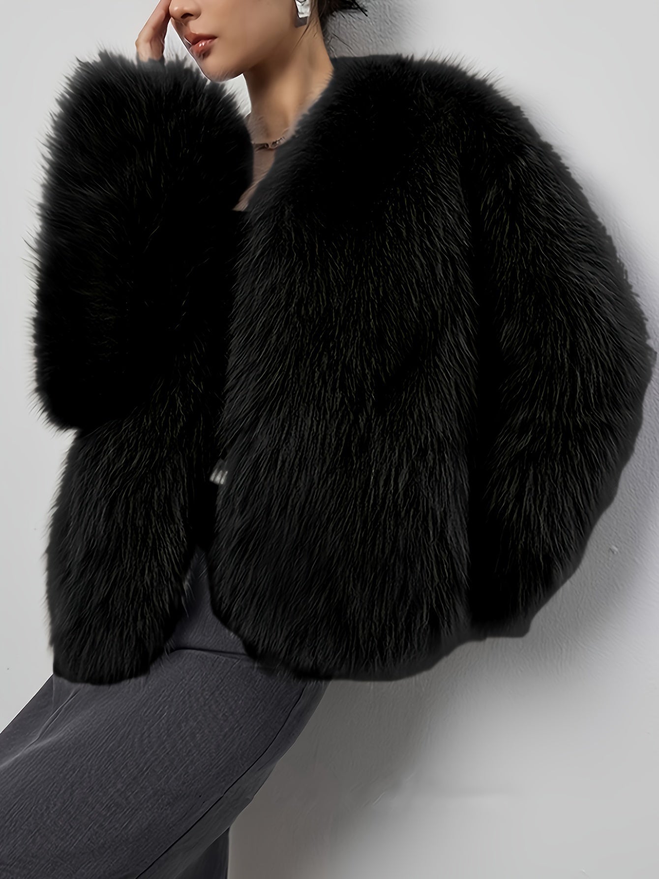 Elegant Light Gray Faux Fur Women’s Coat – Soft Long Sleeve Winter Jacket with Fluffy Collar.