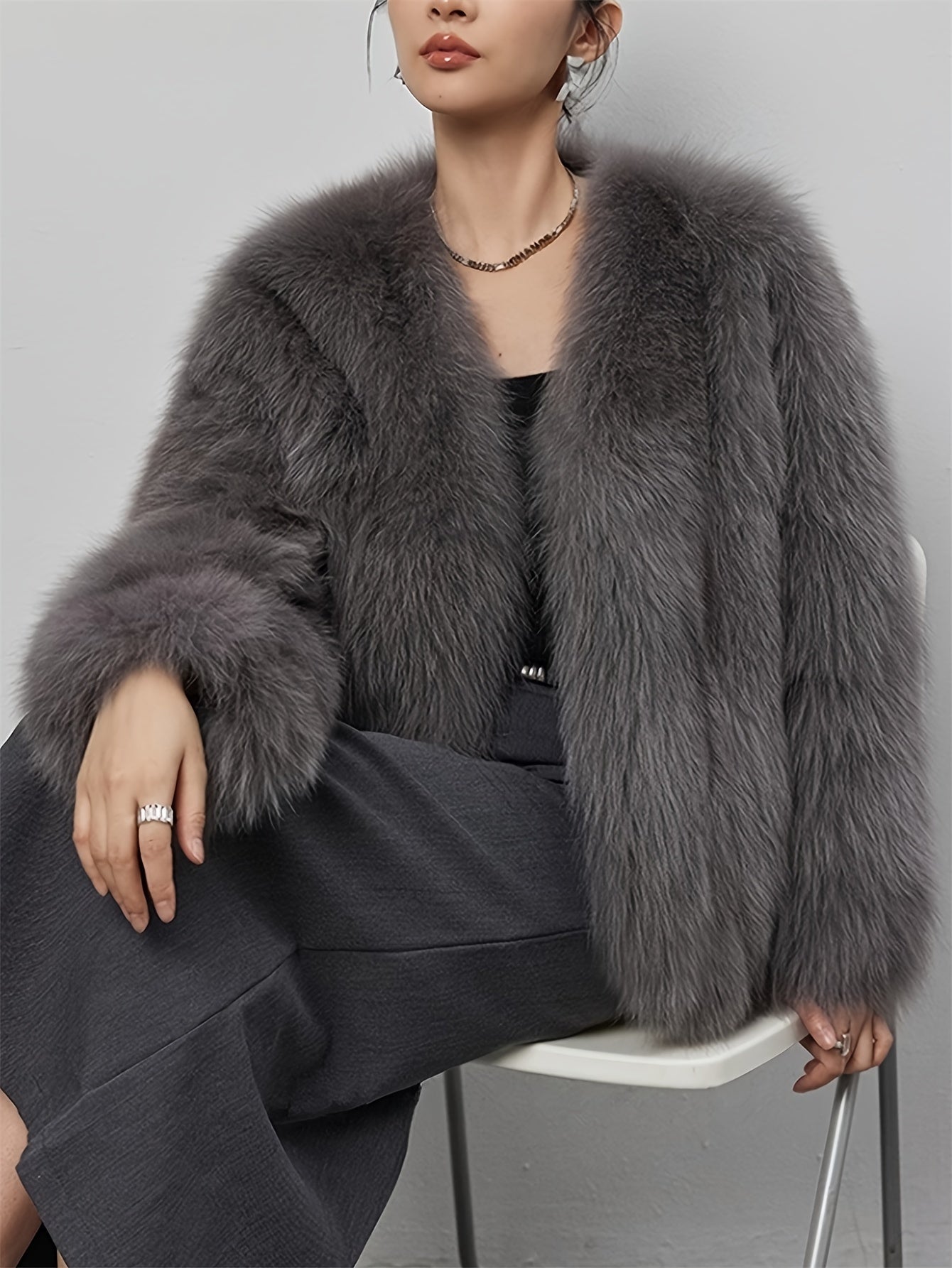 Elegant Light Gray Faux Fur Women’s Coat – Soft Long Sleeve Winter Jacket with Fluffy Collar.