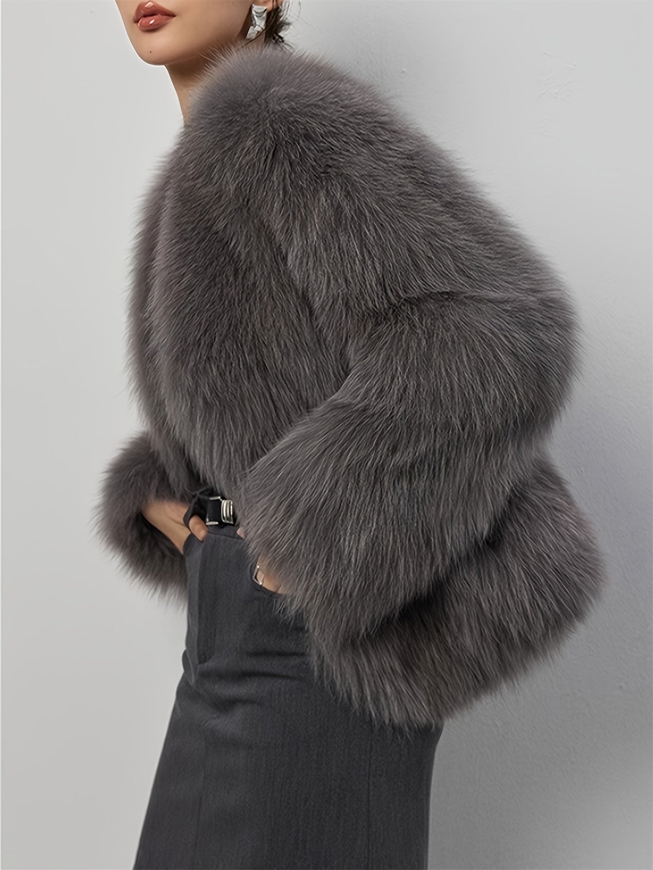 Elegant Light Gray Faux Fur Women’s Coat – Soft Long Sleeve Winter Jacket with Fluffy Collar.