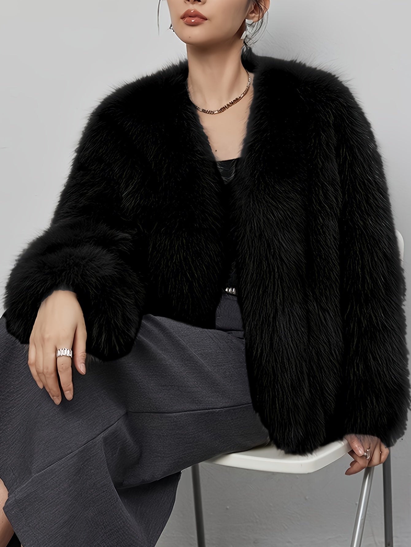 Elegant Light Gray Faux Fur Women’s Coat – Soft Long Sleeve Winter Jacket with Fluffy Collar.