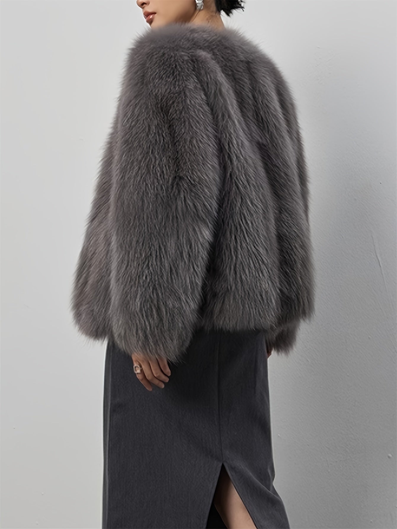 Elegant Light Gray Faux Fur Women’s Coat – Soft Long Sleeve Winter Jacket with Fluffy Collar.